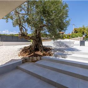 4 bedroom villa with heated pool and sea view in Vinišće, sleeps 8